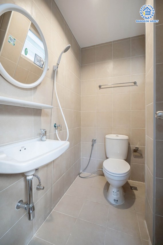 บ้านมือสองตกแต่งใหม่ โครงการ โนเบิล วานา วัชรพล ดีไซน์สุดโดดเด่น เนื้อที่ 68.5 ตร.ว. ฟังก์ชันจัดเต็ม 3 ห้องนอน 4 ห้องน้ำ 1 ห้องแม่บ้าน จอดรถได้ 2 คัน บนทำเลเดินทางสะดวก ใกล้เซ็นทรัลรามอินทรา, จุดขึ้นทางด่วน "สุขาภิบาล5-1" และรถไฟฟ้าสายสีชมพู "สถานีวัชรพล"